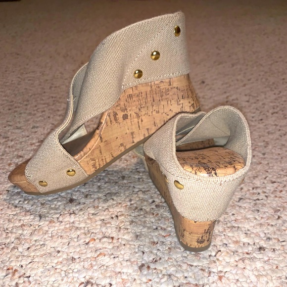 NWOT - summer wedge heeled sandals! - Picture 5 of 5